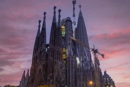 Die Türme der Sagrada Família ragen in den abendlichen Himmel