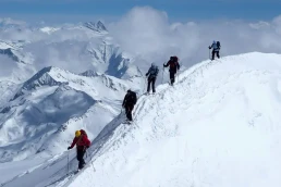 Warum steigen wir auf Berge? Rope team in the mountains