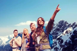 Warum steigen wir auf Berge? group of smiling friends with backpacks hiking. Gruppe von lächelnden Freunden mit Rucksäcken beim Wandern