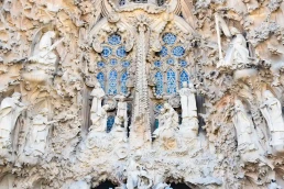 Die Geburtsfassade de Sagrada Família zeigt Szenen aus der Weihnachtsgeschichte im Neuen Testament